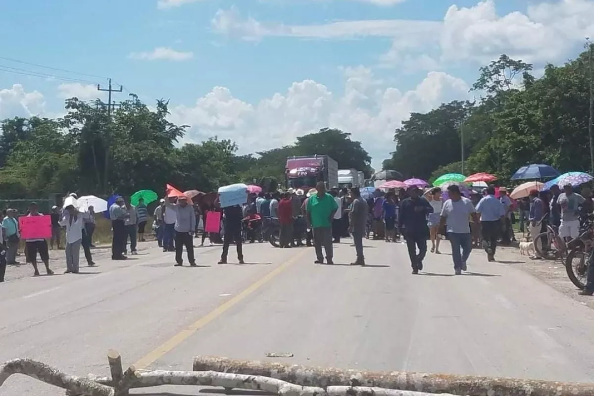 Ejidatarios bloquean carretera Chetumal Escárcega exigen pagos de sus