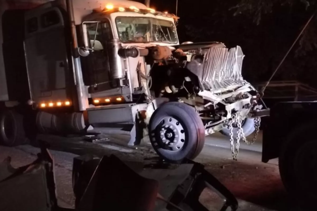 Chocan dos tráileres por alcance en la carretera Escárcega Chetumal