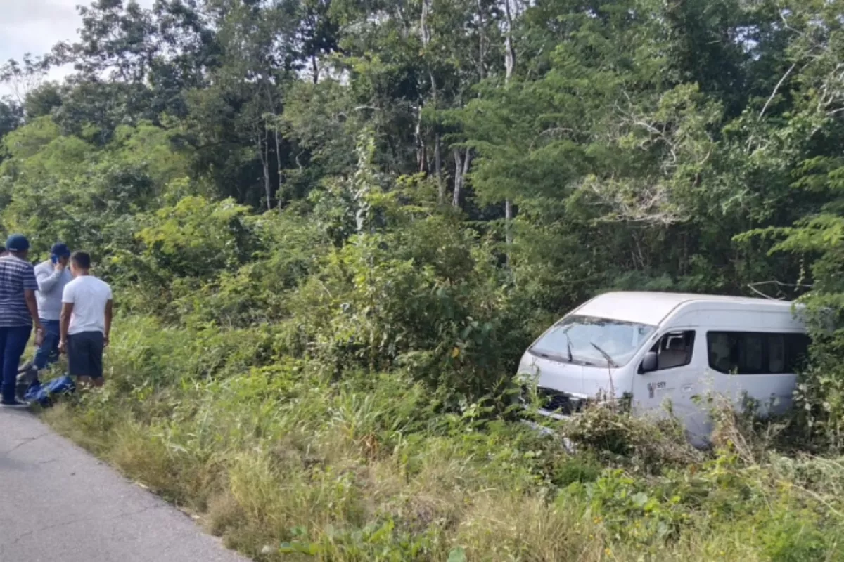 Combi Se Sale De La Carretera Tras Explotar Una Llanta De Su Unidad En