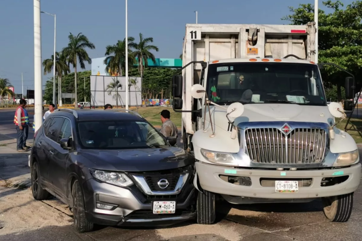 Automovilista Choca Su Lujosa Camioneta Contra Un Cami N De Basura En