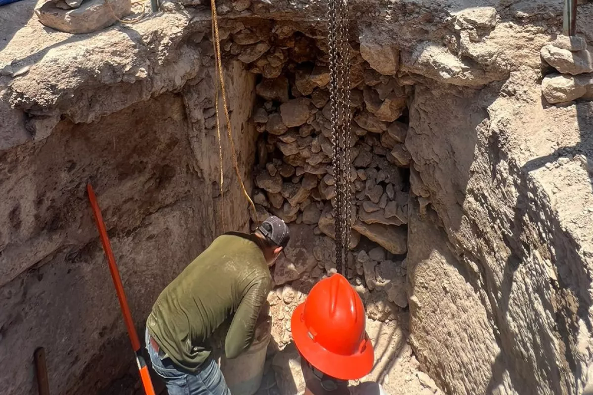 Inah Explora Pasadizo Hacia El Cenote Debajo Del Convento De San