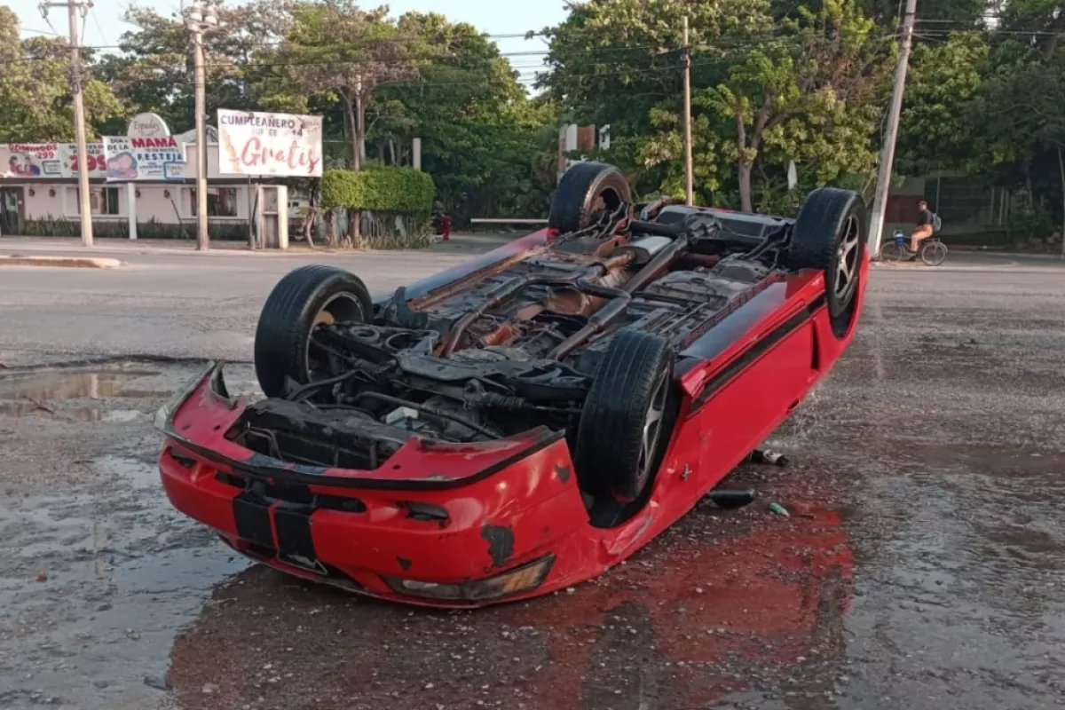 Auto De Lujo Vuelca Tras Impactar Contra Otro Carro En Ciudad Del