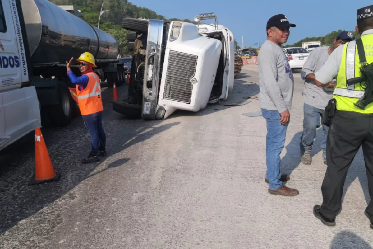 Tr Iler Cargado De Dos Toneladas De Cart N Vuelca En La Carretera