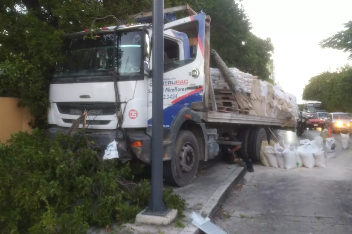 Falla De Un Cami N Causa Aparatoso Accidente En La Avenida Tecnol Gico