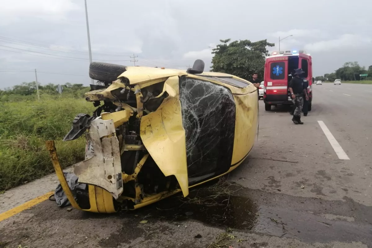 Choque contra luminaria deja lesionado al conductor en carretera Mérida