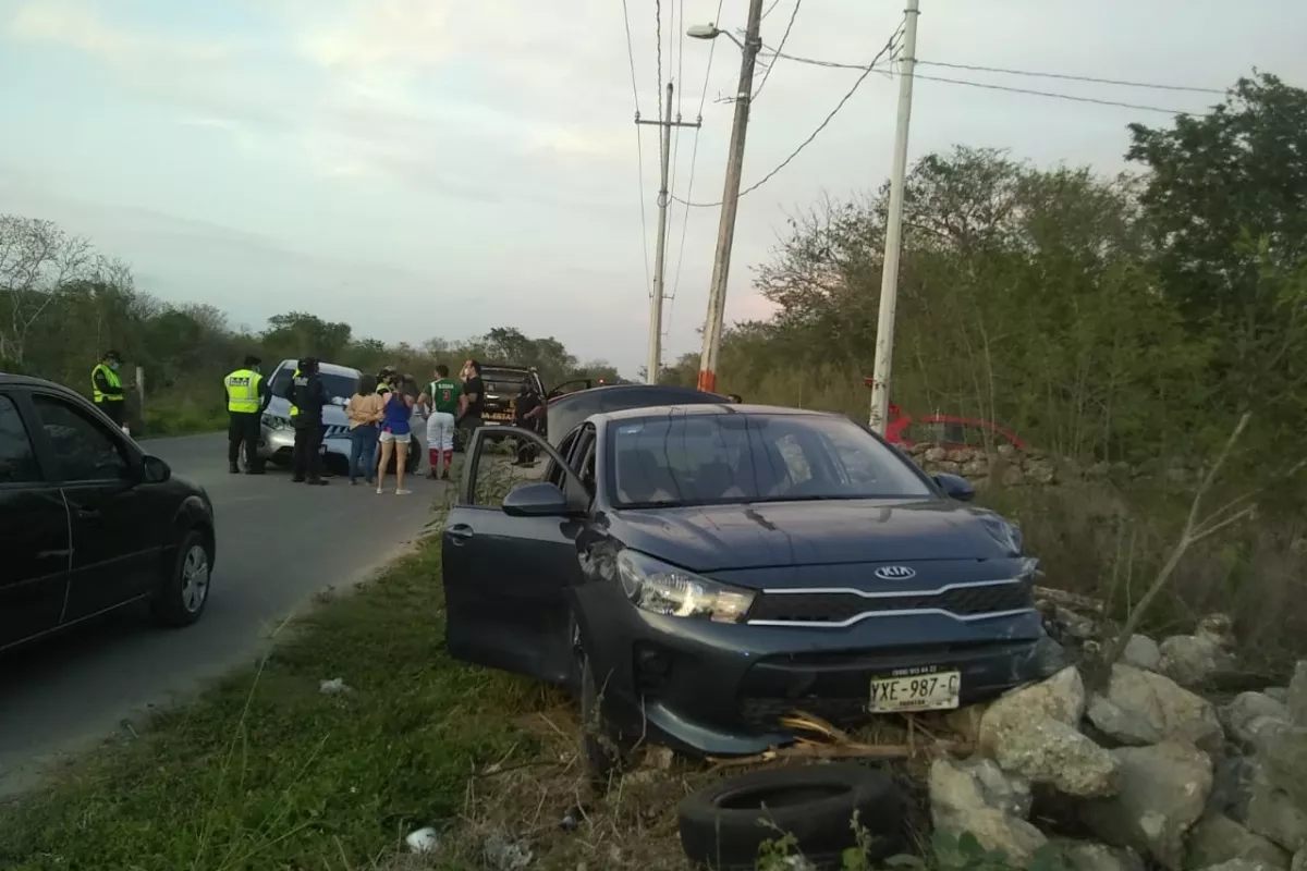 Rebasa Una Camioneta Y Se Estrella Contra Un Muro En La Carretera