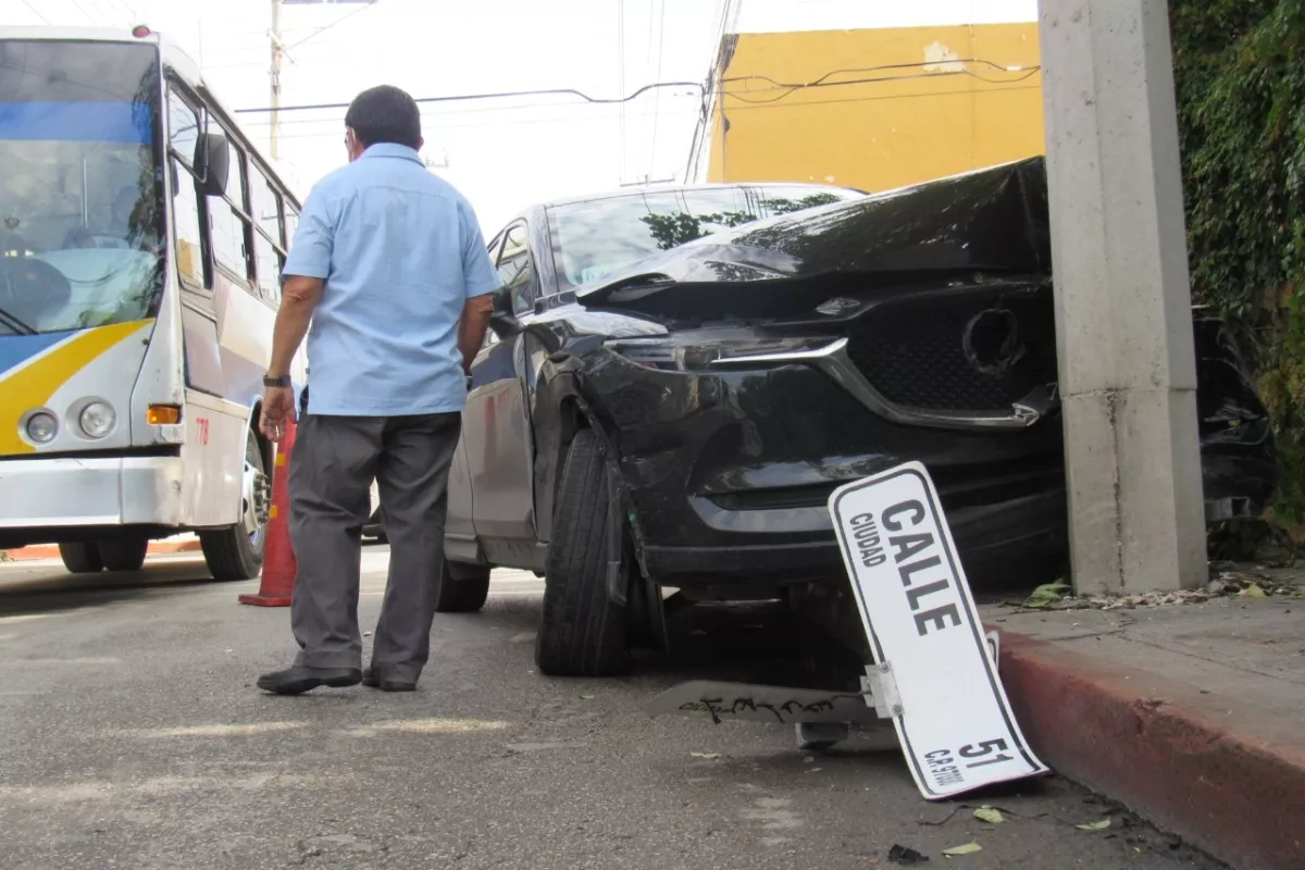 Conductor De Un Aveo Choca Contra Lujosa Camioneta En El Centro De