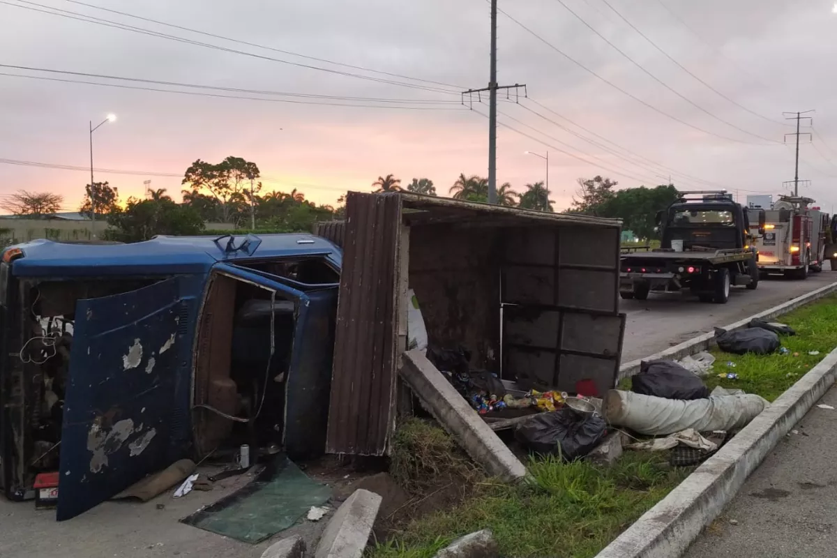 Conductor choca con una patrulla de la SSP y vuelca en la vía Mérida