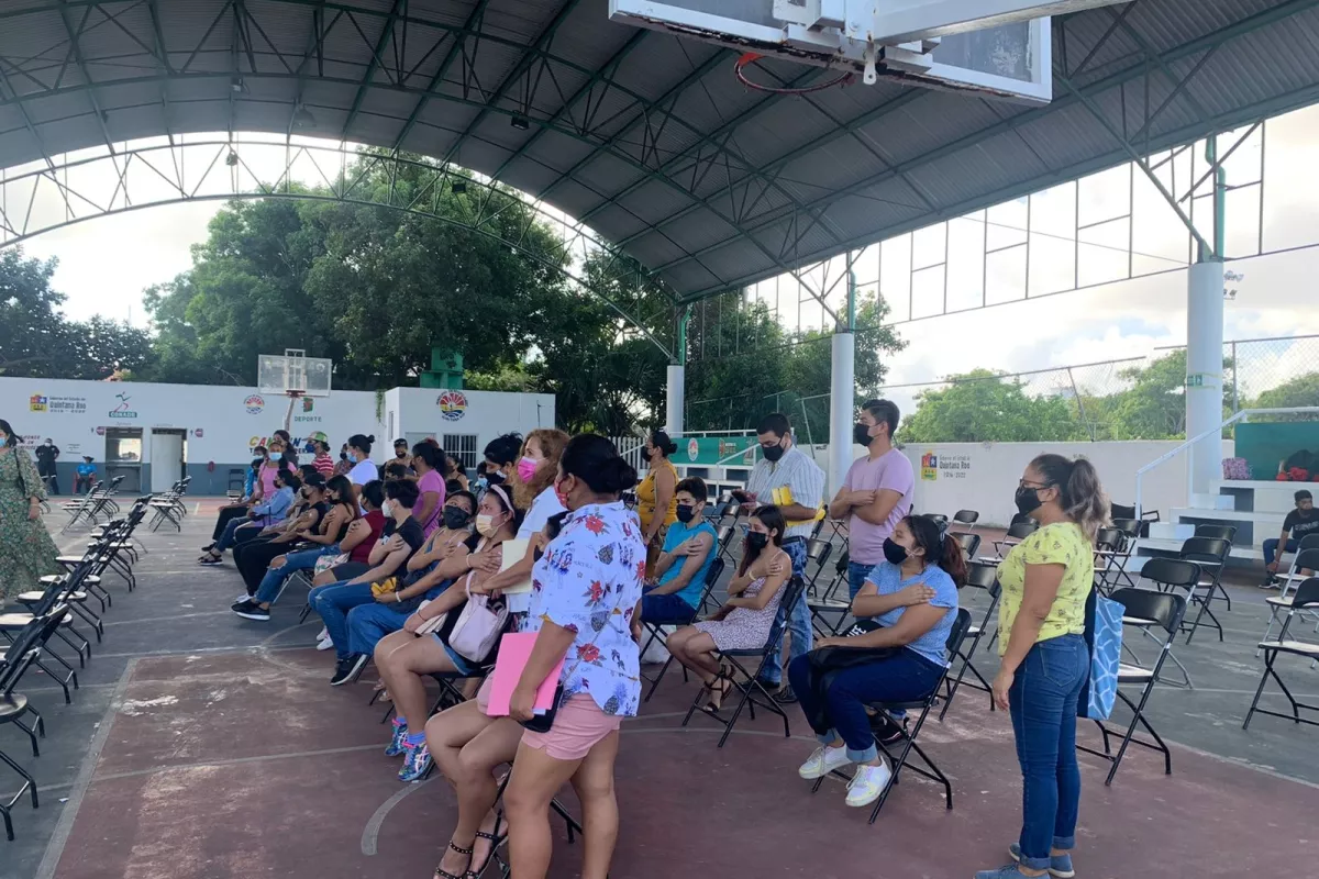 Cerca de mil menores de edad reciben vacuna anticovid Pfizer en Cancún