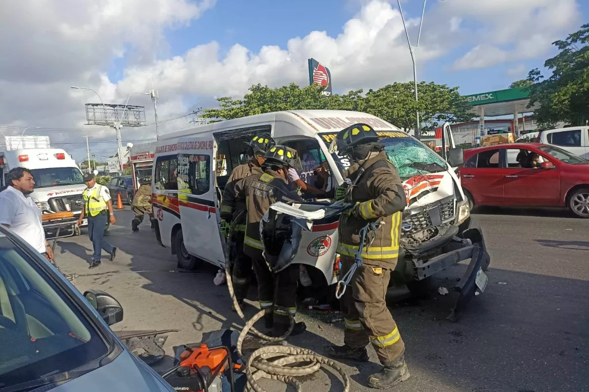 Aparatoso Accidente En Canc N Deja Dos Personas Atrapadas En Una Combi