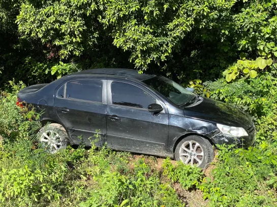 Conductor intenta rebasar a un auto y termina fuera de la vía Reforma