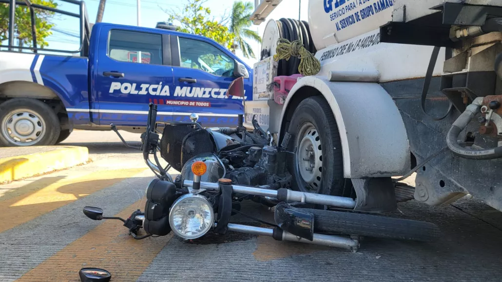 Choque Entre Pipa De Gas Y Motocicleta Deja Un Lesionado En Ciudad Del