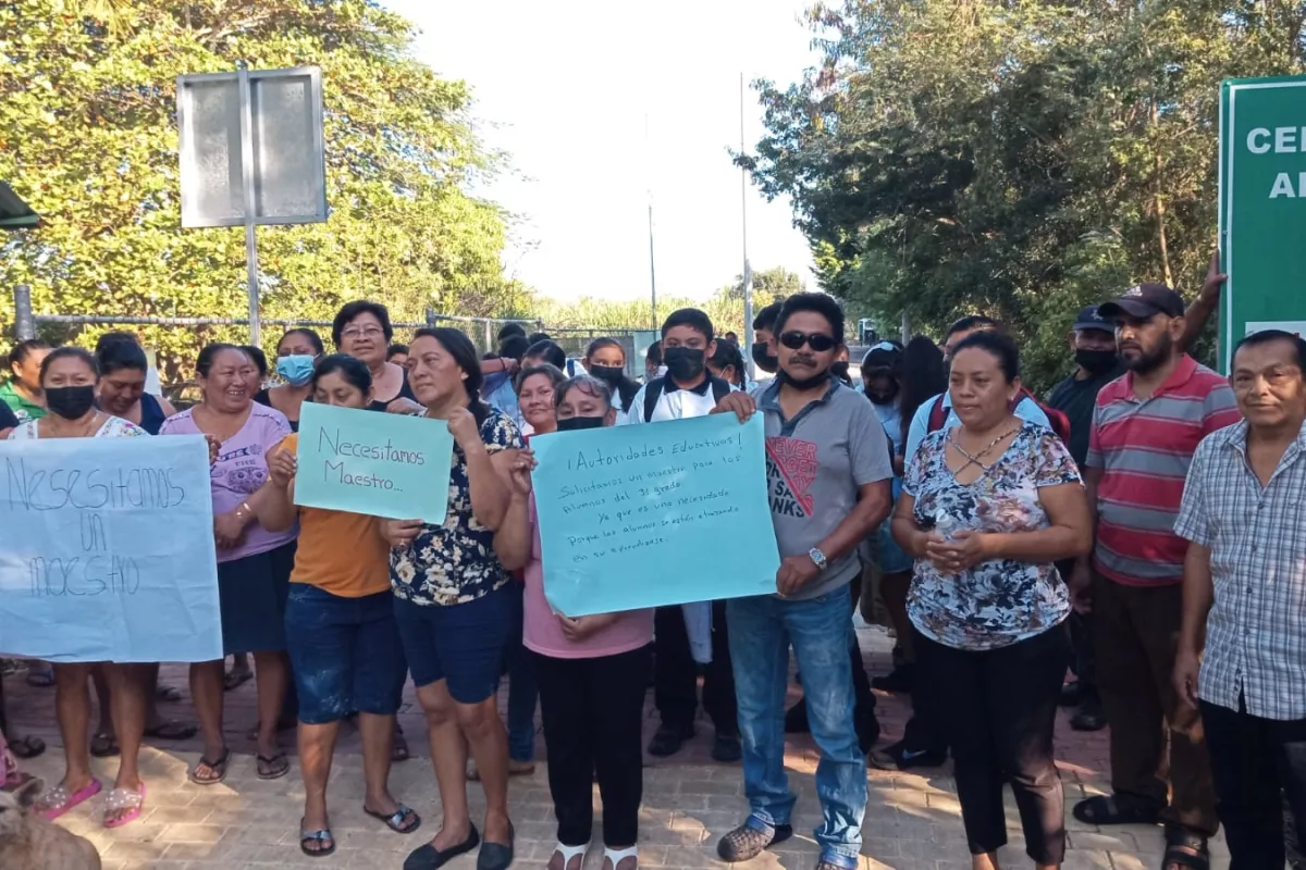 Plant N De Padres De Familia En Telesecundaria De Tixkuncheil Amenazan