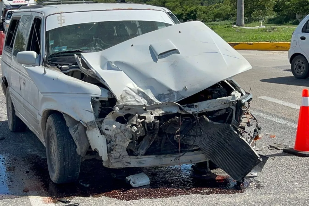 Camioneta familiar choca contra un volquete en el Periférico de