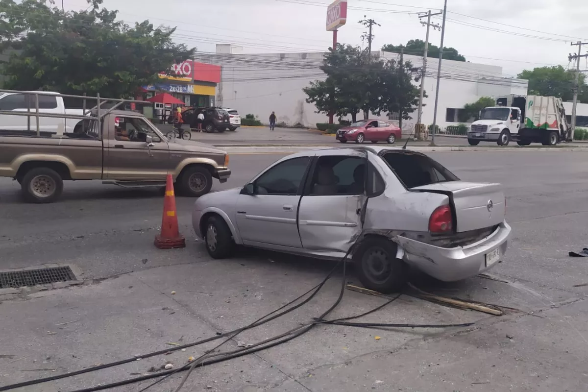 Conductor Derriba Un Poste De Telmex En La Avenida Aviaci N De M Rida