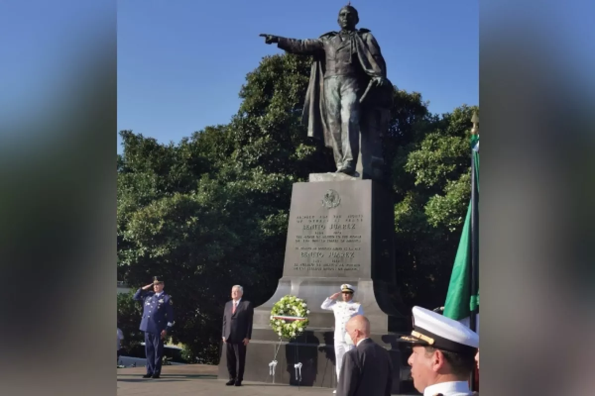 Amlo Deposita Ofrenda Floral En Monumento De Benito Ju Rez En