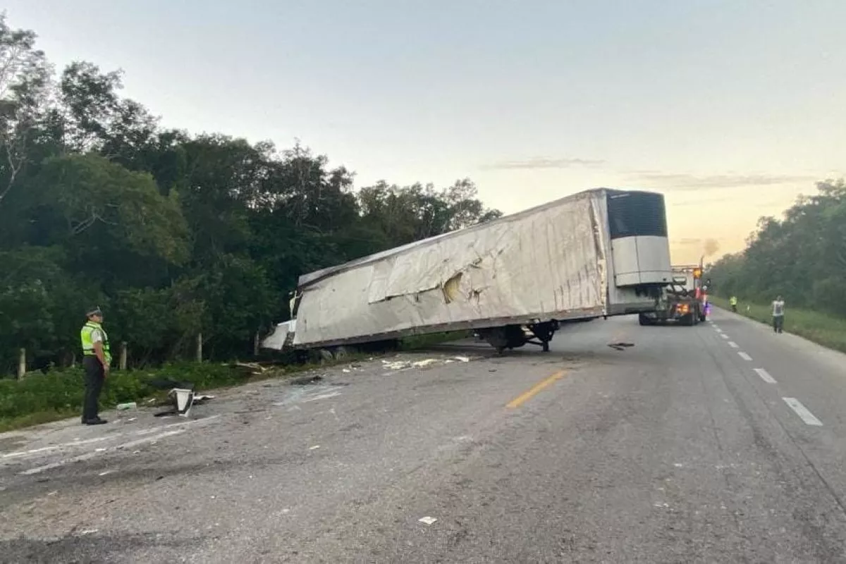 Felipe Carrillo Puerto Tráiler se vuelca en el tramo de la muerte