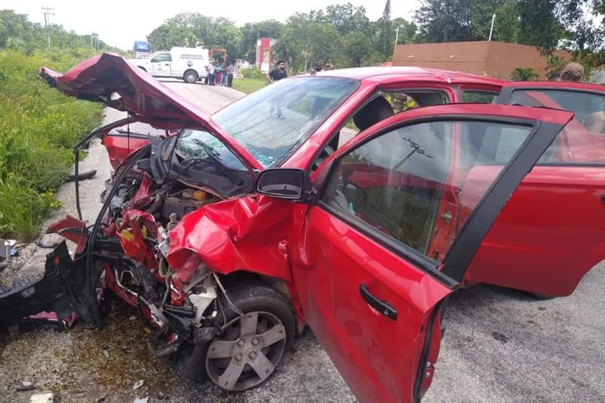 Automóvil sufre aparatoso accidente en la carretera Cancún Leona