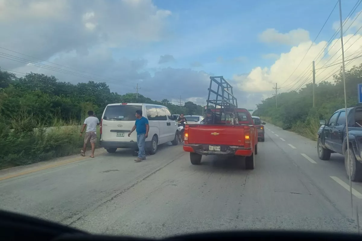 Accidente En La Carretera De Tulum Conductor De Van Impacta A