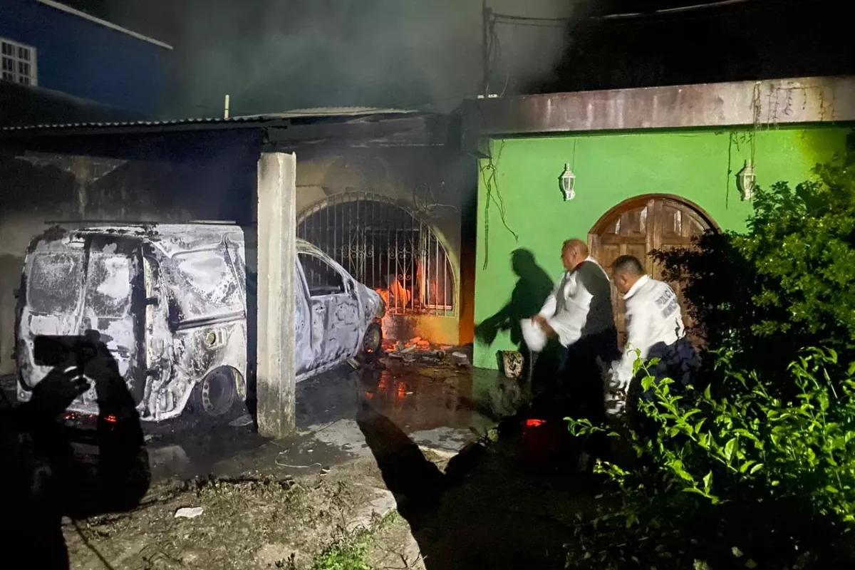 Incendio consume una camioneta en Escárcega tras falla eléctrica PorEsto