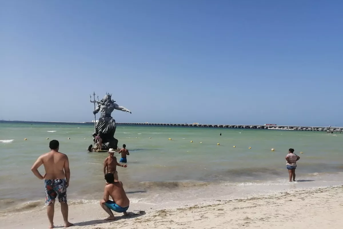 Polic As Blindan A La Estatua De Poseid N En Progreso Ante Las