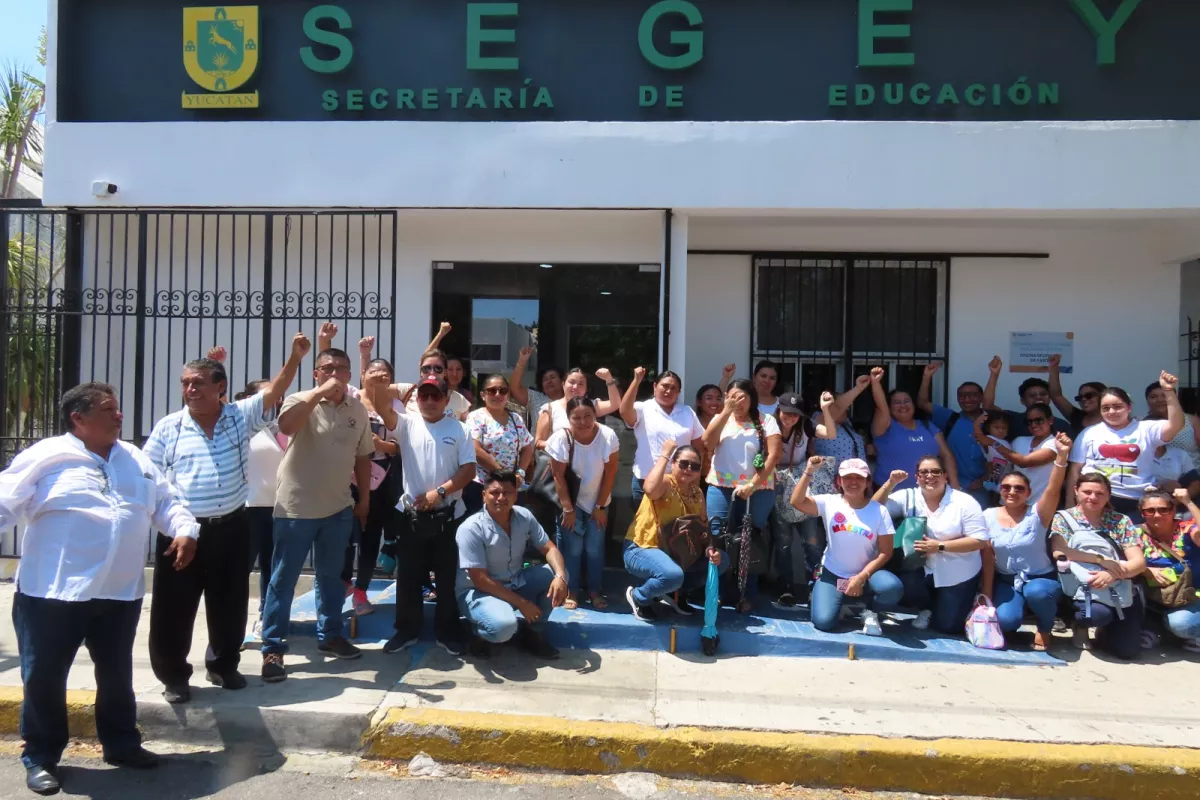 Más de 300 maestros protestan en la Secretaría de Educación en Mérida