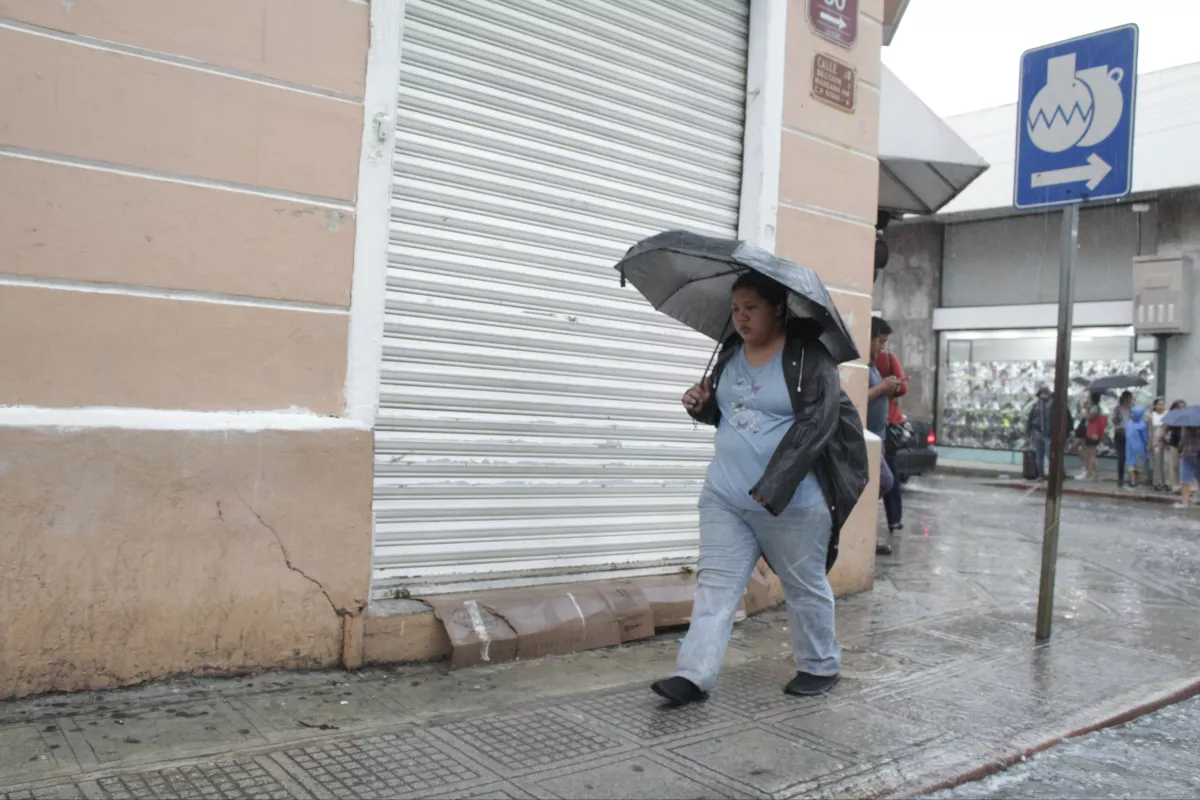 Onda Tropical 10 causará lluvias fuertes en la Península de Yucatán