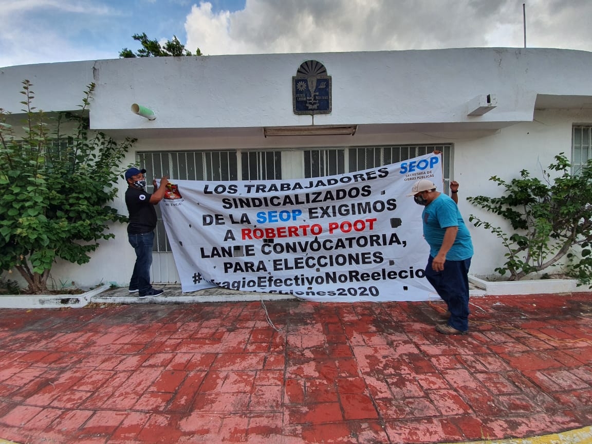 Trabajadores del gobierno de Quintana Roo se manifiestan ante reelección de líder sindical