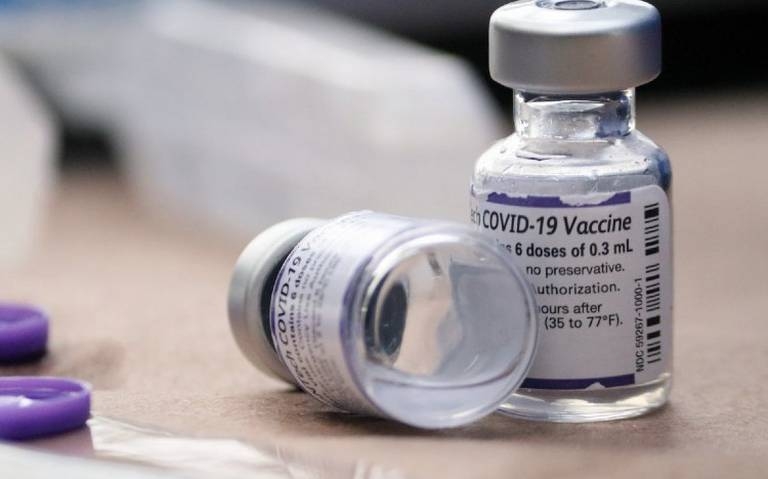 Ambas naciones recomiendan inmunizar a los más jóvenes con Comirnaty, antígeno de Pfizer y BioNtech, que fue aprobado por la EMA en mayo de este año