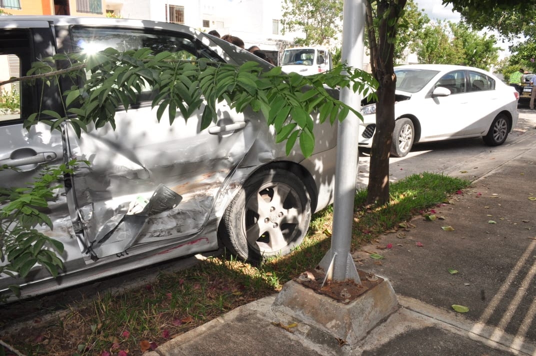 Automovilistas protagonizan choque en el fraccionamiento Las Américas en Mérida
