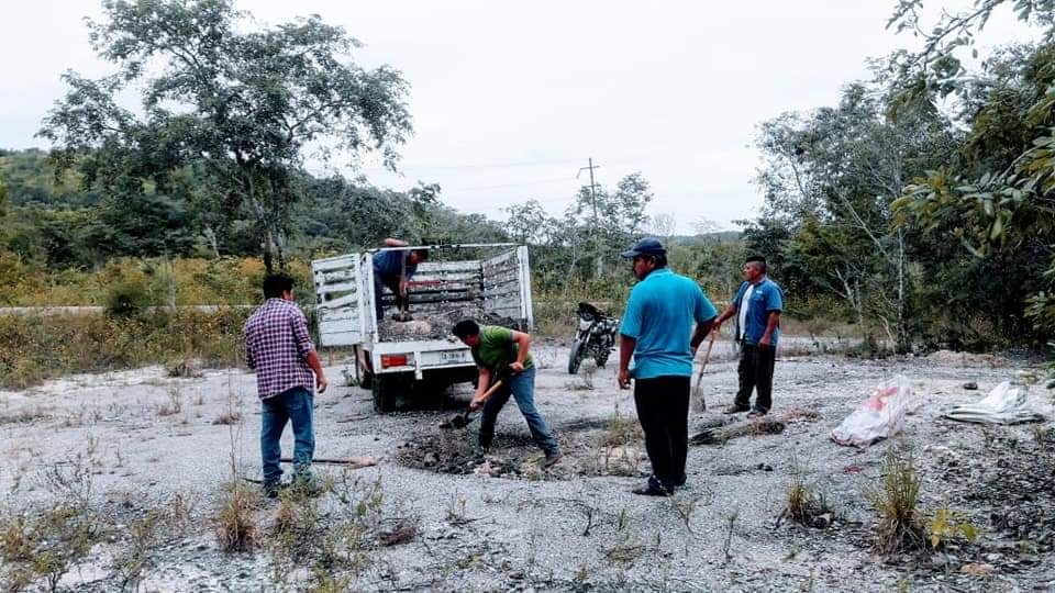 Habitantes del municipio de Bacalar se organizan para reparar carreteras