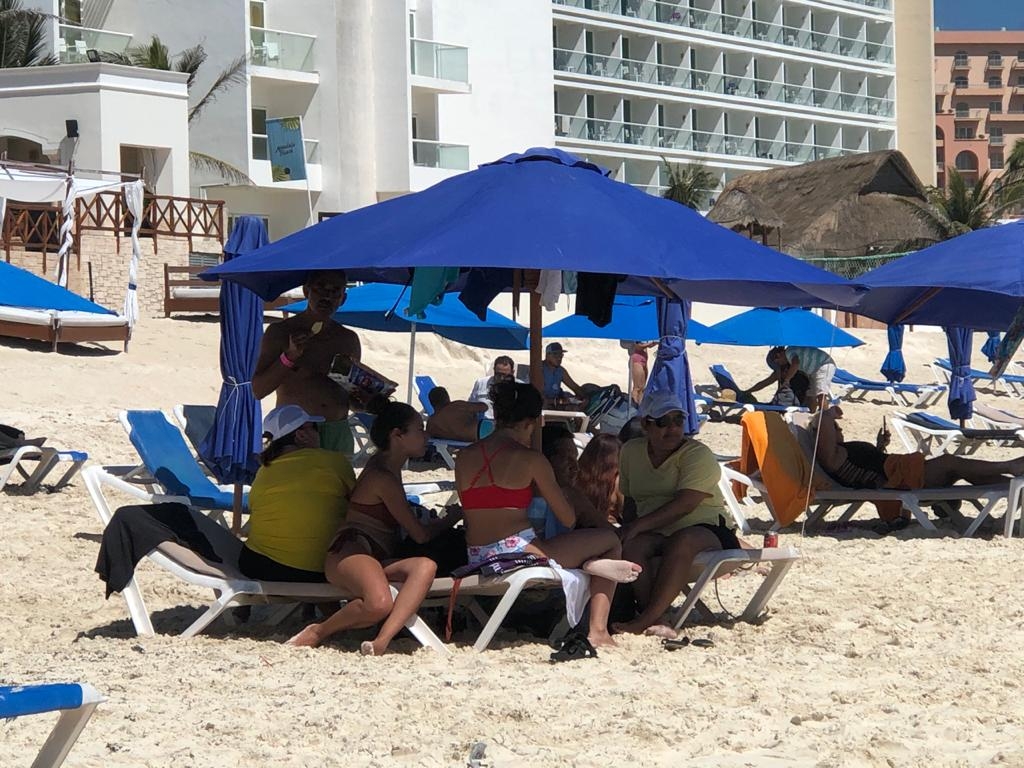 Playas de Cancún reciben a bañistas en primer día de Semáforo Amarillo