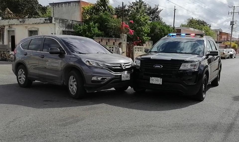 Se pasa un alto y choca contra una patrulla de la SSP en Mérida