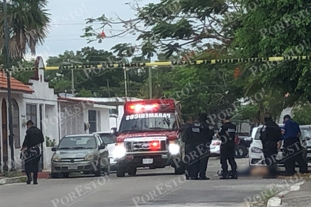 El hombre fue hallado tirado con diversas heridas de bala en Residencial Santa Fe de Cancún, sitio que fue acordonado por elementos de la Policía