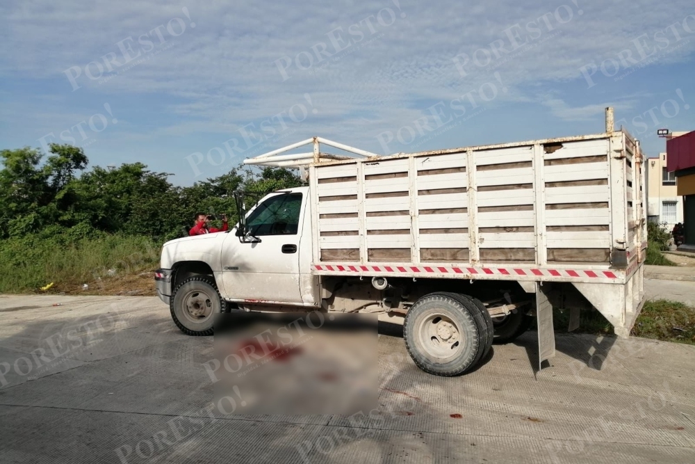 La camioneta quedó detenida en la Región 260 de Cancún, donde quedó la mancha de sangre en el sitio en el que fue atacado el obrero