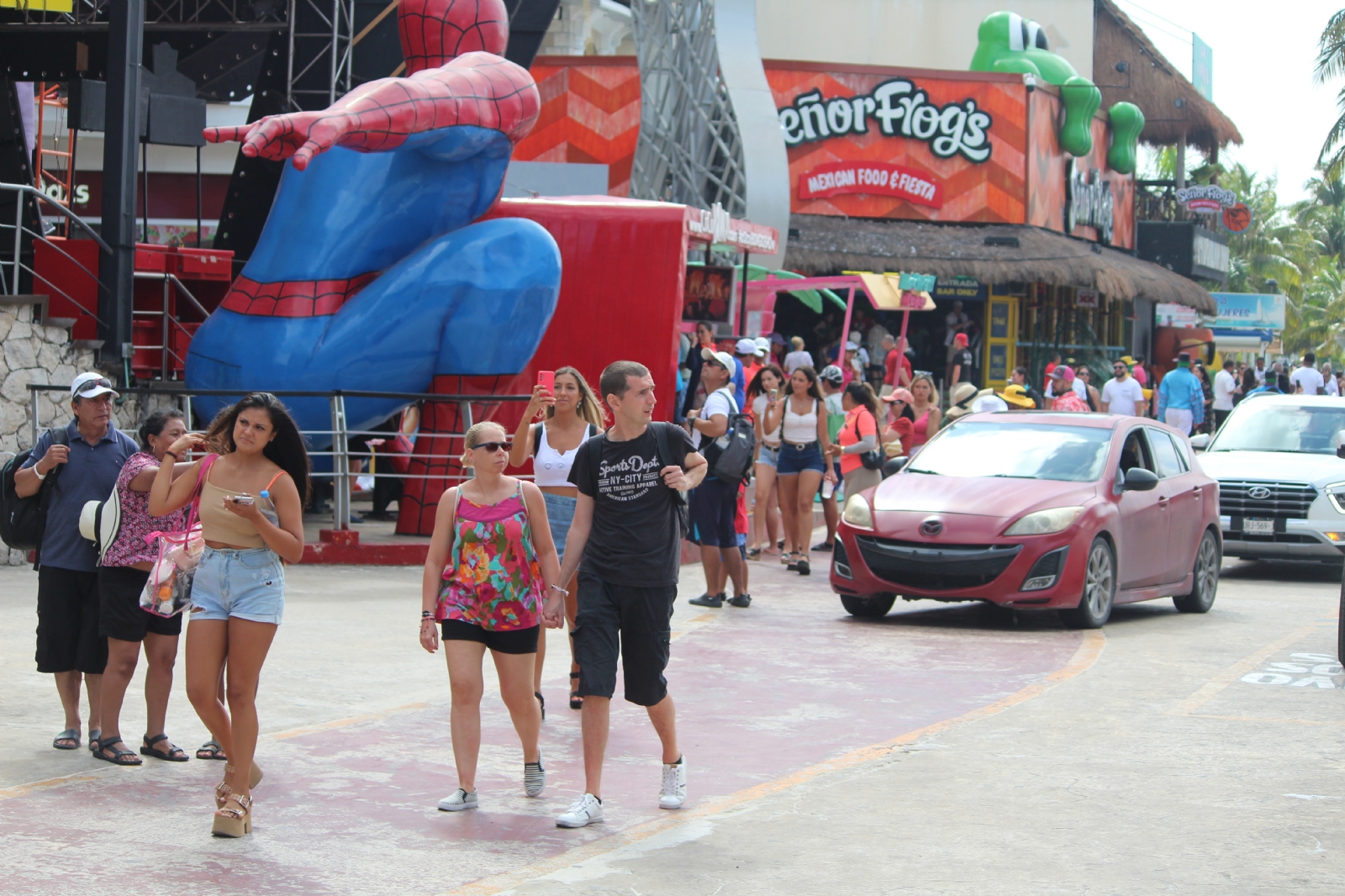 Conflicto entre taxistas y Uber en Cancún causa inseguridad en turistas extranjeros