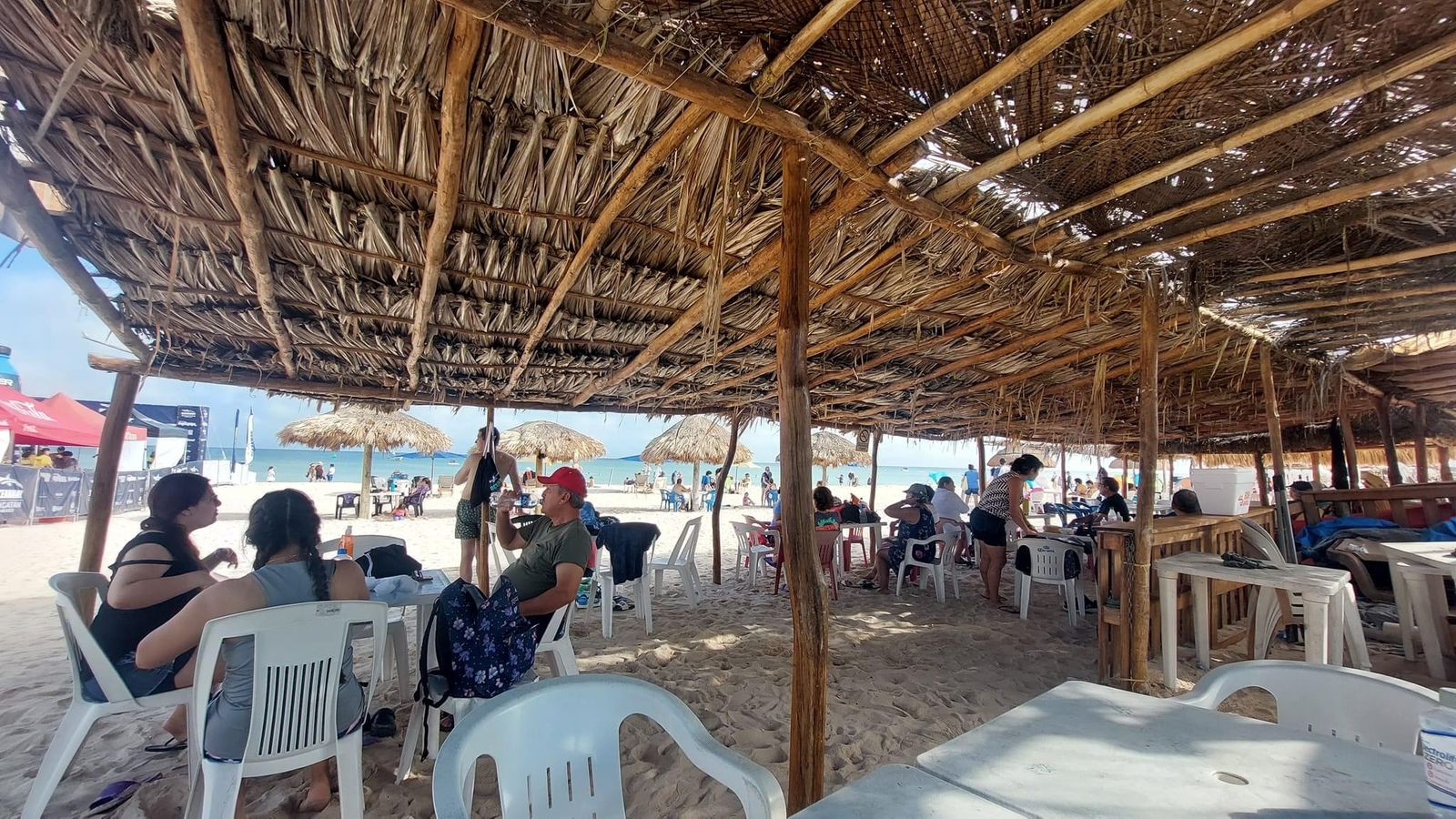 En las playas de Sisal se registra buena afluencia de personas