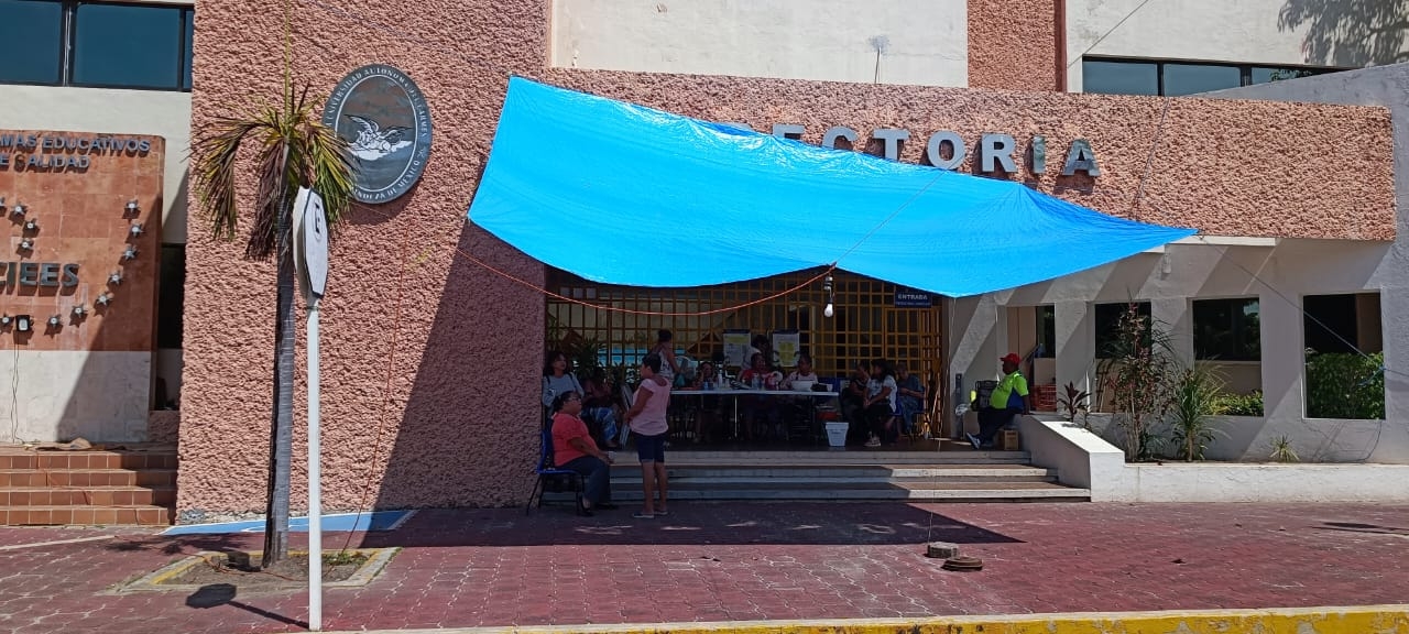 En Ciudad del Carmen, Rectora de la Unacar se reúne con jubilados a seis días de protestas: EN VIVO