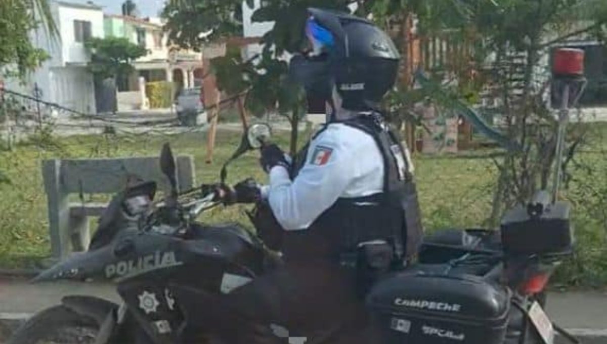 Exhiben a un policía de Campeche por conducir mientras usaba su celular