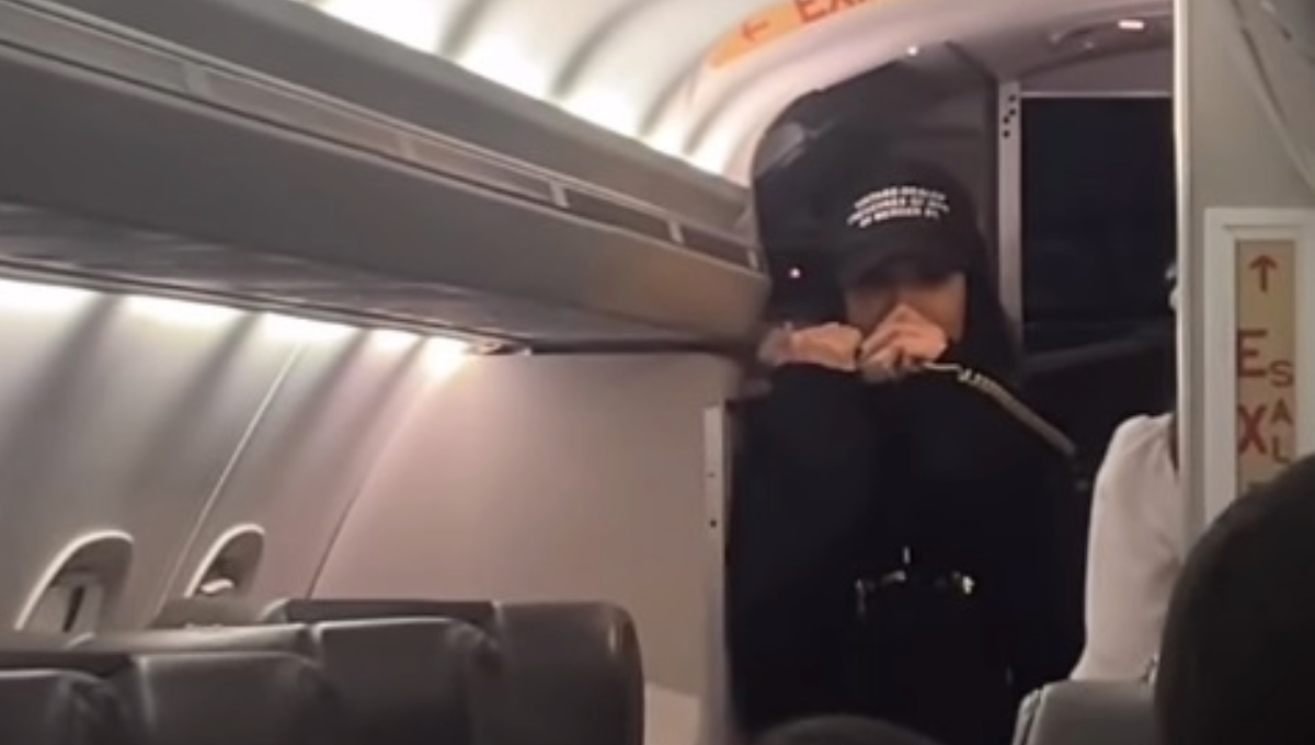 Danna Paola sorprende a pasajeros durante un vuelo al hacerla de sobrecargo: VIDEO