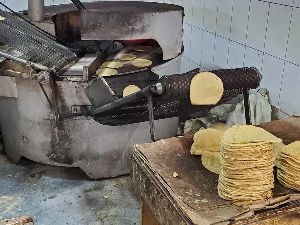Máquina de tortilla le prensa el brazo a una empleada en Nuevo León