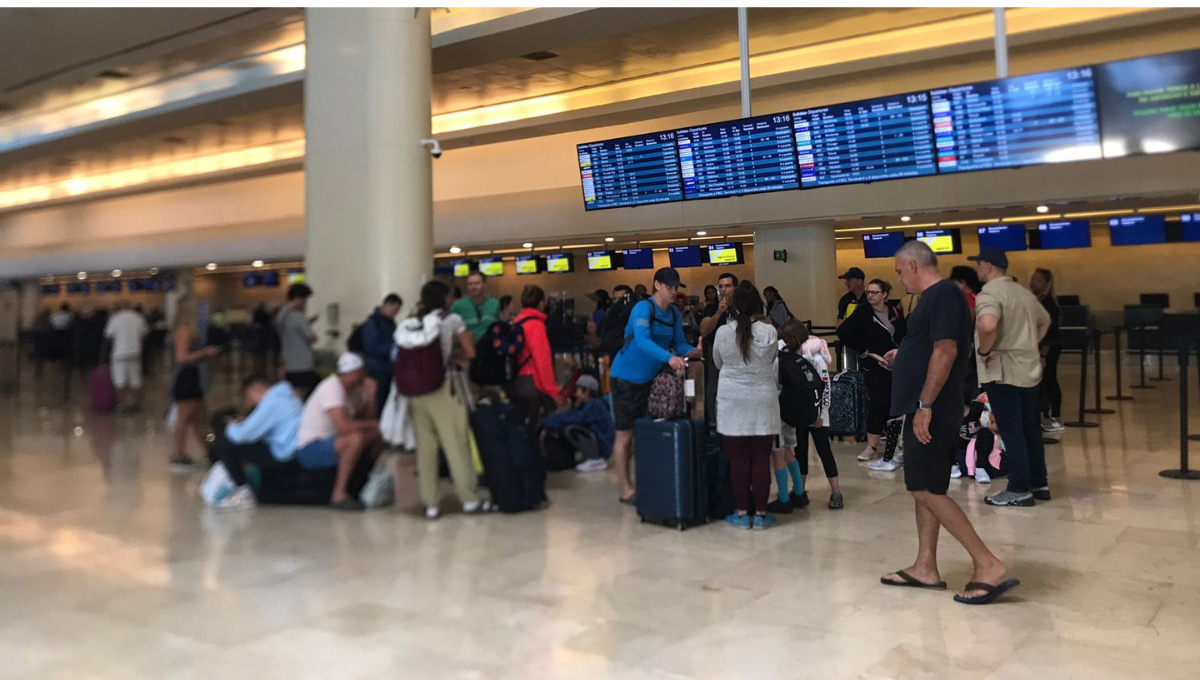 Caos vial en el aeropuerto de Cancún; pasajeros corren para no perder su vuelo: VIDEO