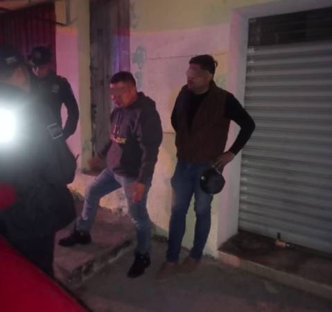Los dos acusados de robar la propaganda política del partido Morena, quienes fueron detenidos por agentes de la Secretaría de Seguridad Pública (SSP)