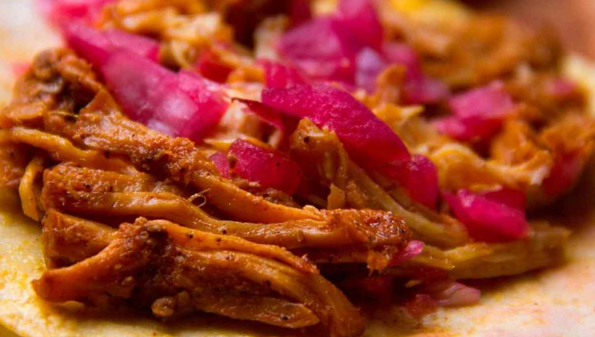 La cochinita pibil se puede comer en tacos o tortas, aunque hay quienes lo comen en un salbut