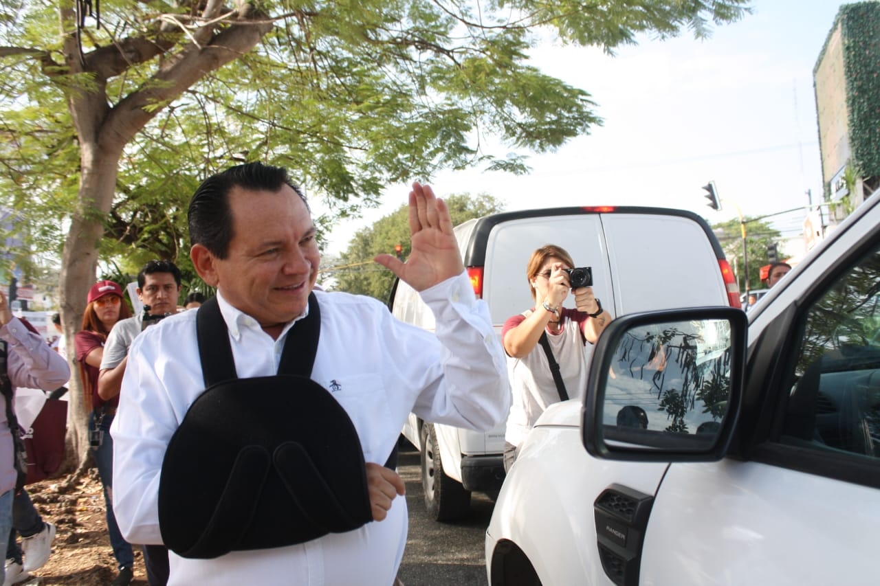 Joaquín Díaz Mena se acerca al pueblo a través de un volanteo masivo en Mérida