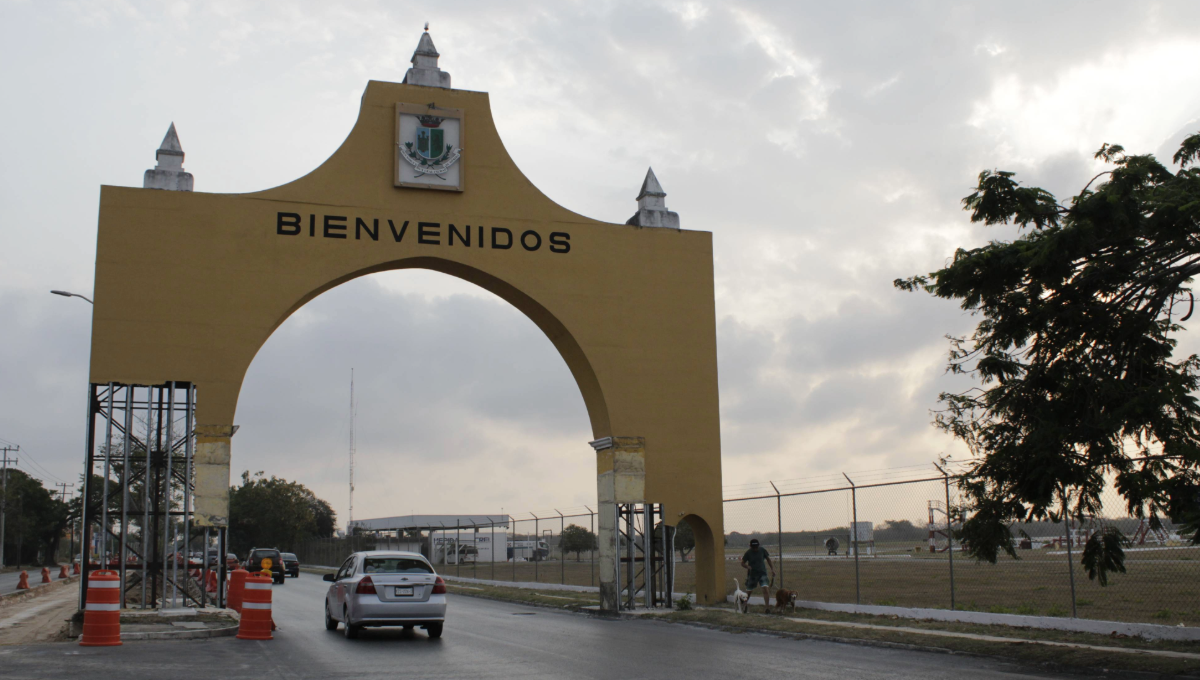 El arco de entrada se encuentra enfrente de los terrenos del Aeropuerto Internacional de Mérida,