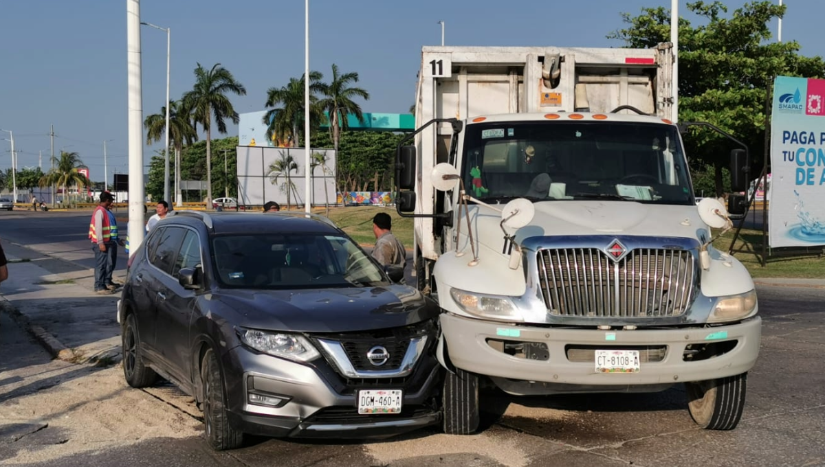 Automovilista choca su lujosa camioneta contra un camión de basura en ciudad del Carmen