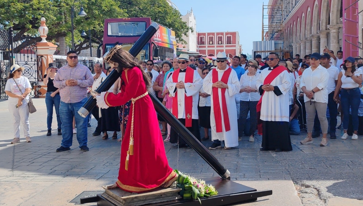Conmemoran viacrucis en la catedral de Campeche: EN VIVO