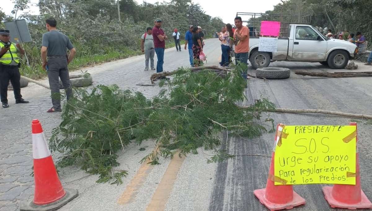 Tren Maya: Vecinos de Calakmul bloquean la vía Xpujil-Chetumal para exigir regularicen sus tierras