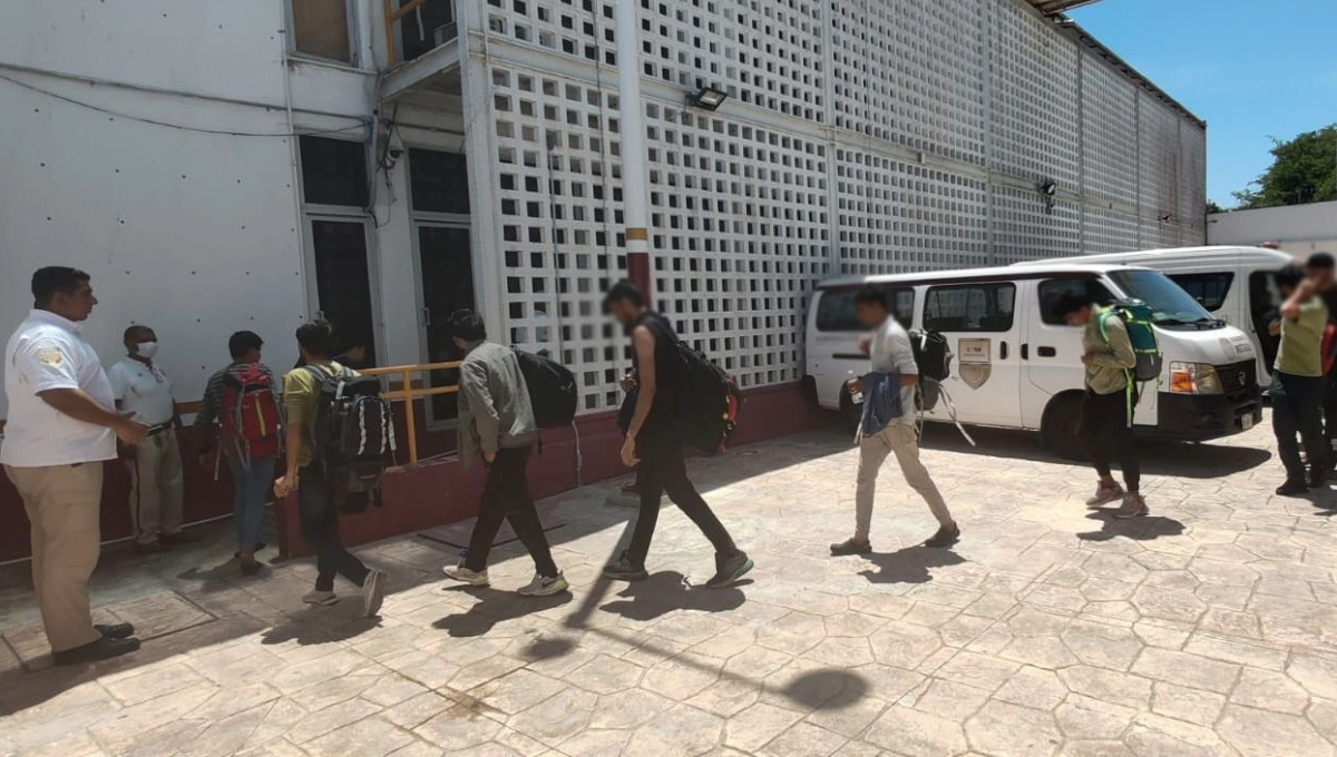 Trasladan a 34 migrantes retenidos en Isla Mujeres a Chetumal